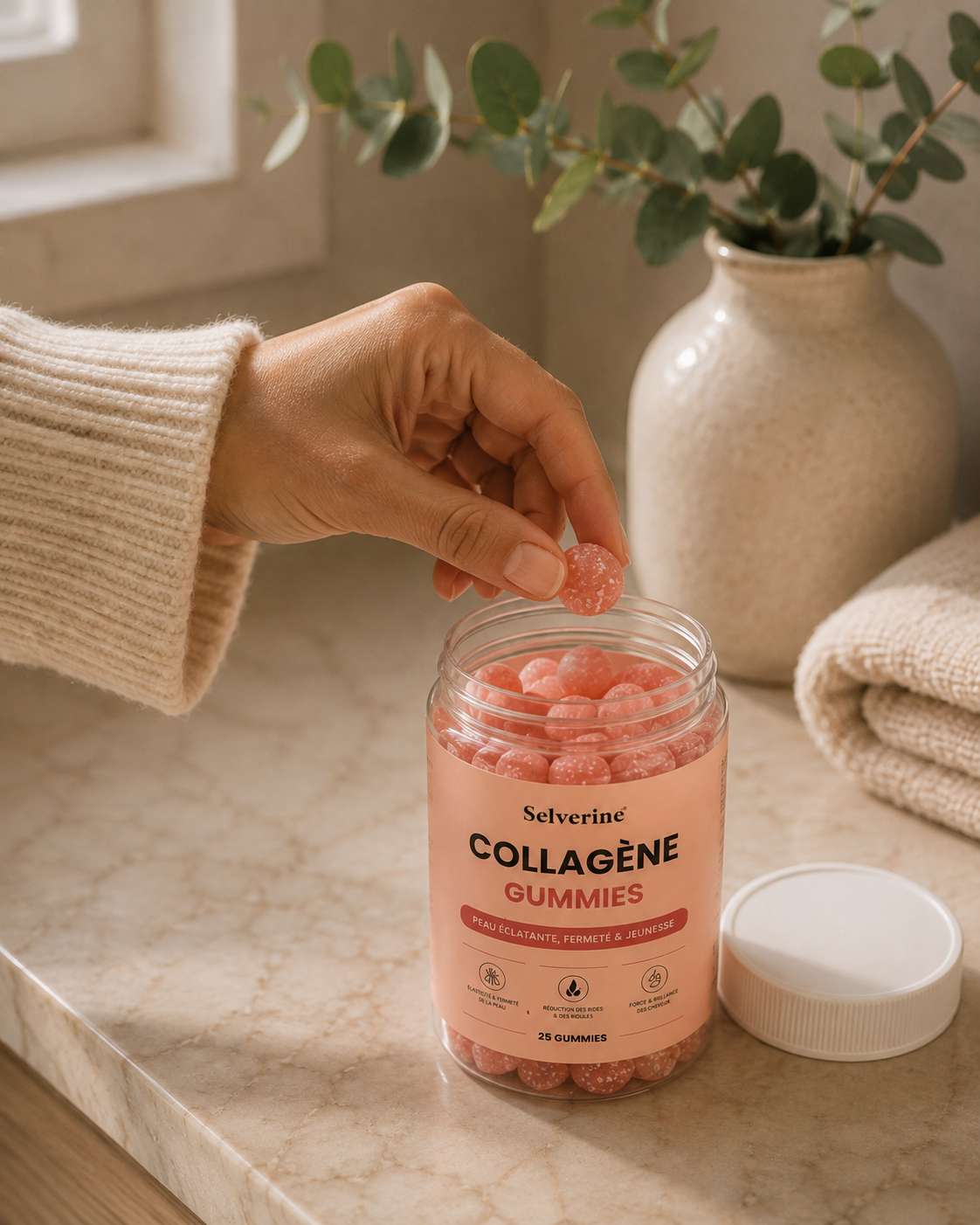Une main prend un Collagène Gummy Selverine
